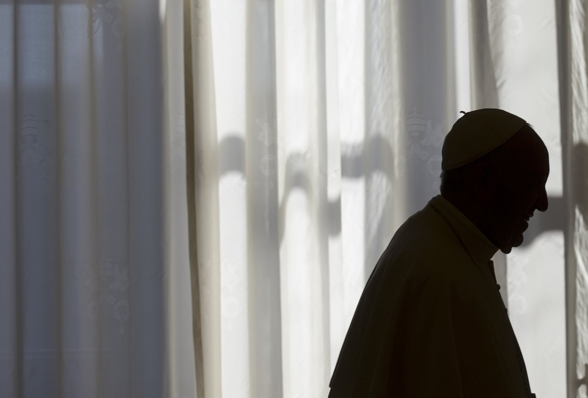 El papa Francisco lleva esperanza a migrantes de la isla griega de Lesbos. (Foto Prensa Libre: AP).