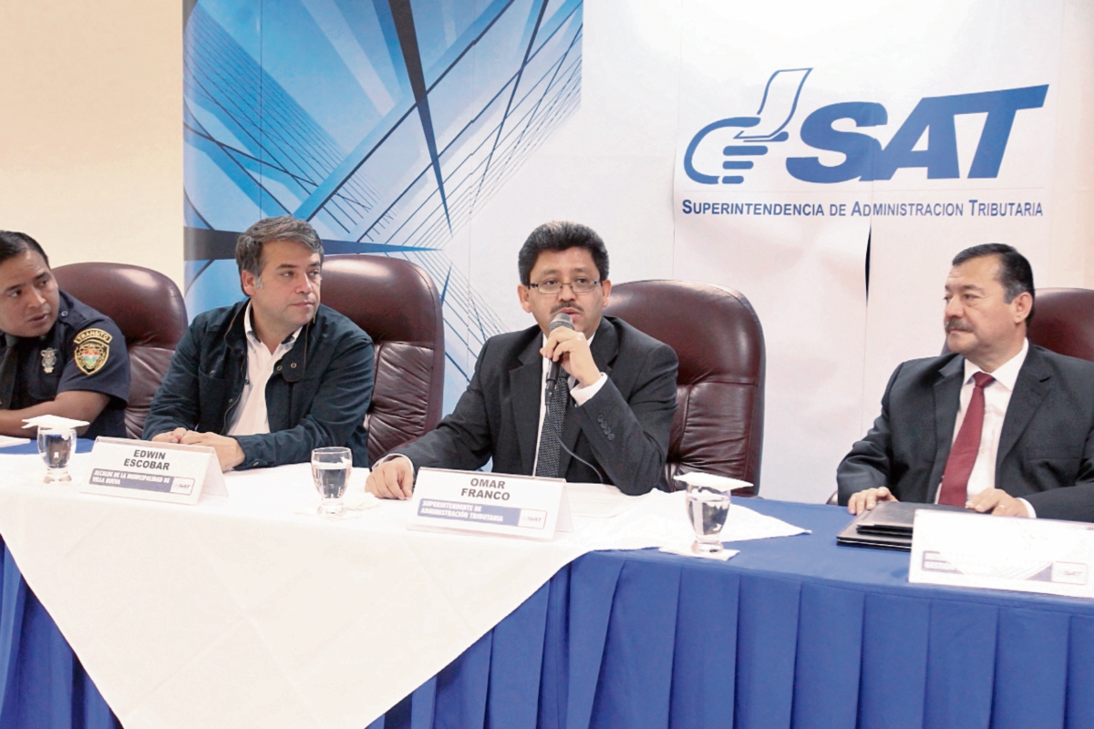 AmÍlcar Montejo y el alcalde  Edwin Escobar,  en  representación  de las PMT de Guatemala y  Villa Nueva; Omar Franco  y Francisco Rivera de la SAT, dan detalles de nuevo sistema. (Foto Prensa Libre: Paulo Raquec)