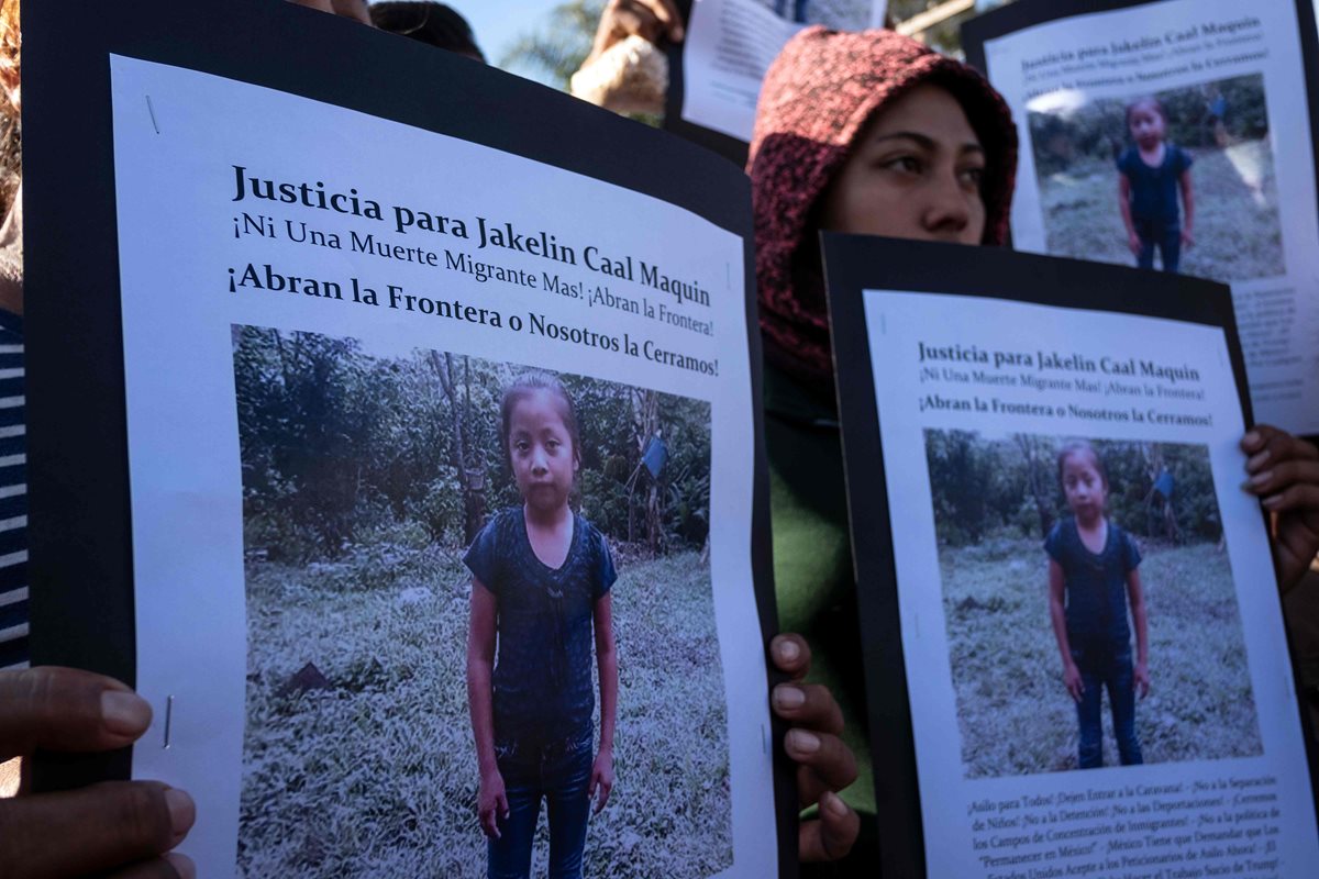 Protesta en Tijuana, México, por la muerte de la niña guatemalteca Jakelin Caal. (Foto Prensa Libre: AFP)