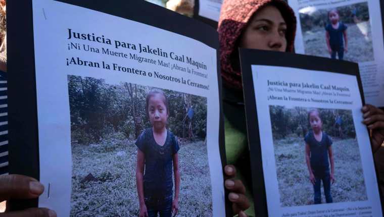 Protesta en Tijuana, México, por la muerte de la niña guatemalteca Jakelin Caal. (Foto Prensa Libre: AFP)