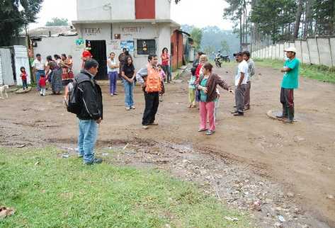 Residentes de la colonia La Alameda, Chimaltenango, indican a personal de la  Conred en donde se escuchan los   ruidos y se sienten los temblores.