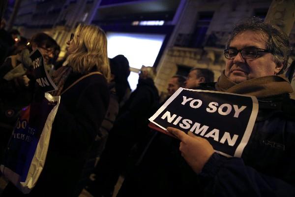 Un hombre sostiene una pancarta en la que se lee: "Yo soy Nisman" durante una manifestación en memoria del fiscal argentino Alberto Nisman en París, Francia. Foto Prensa Libre:AFP)