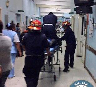 Pese al esfuerzo de los socorristas, el hombre murió a su ingreso al hospital. (Foto Prensa Libre: CBM)