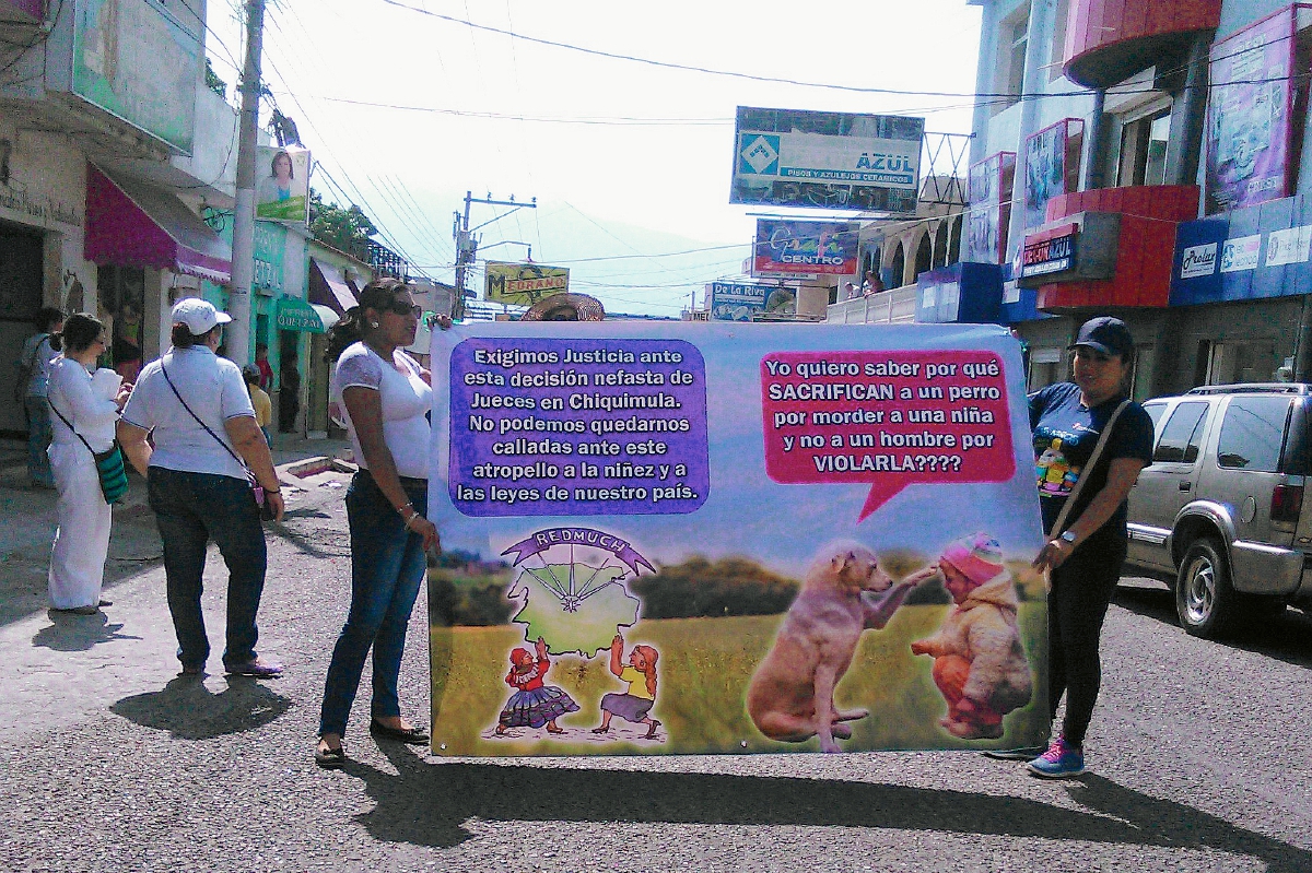 Algunos vecinos de Chiquimula llevaron pancartas en rechazo a la liberación del exconcejal, a quien se le acusó de trata de personas. (Foto Prensa Libre: Edwin Paxtor)