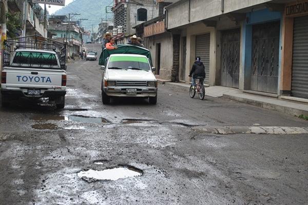 El tramo carretero en Zunil, Quetzaltenango, se encuentra en mal estado. (Foto Prensa Libre: Alejandra Martínez)