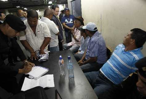 Capturados recien ingresan a Torre de tribunales tras ser detenidos en Izabal (Foto Prensa Libre: Álvaro Interiano)