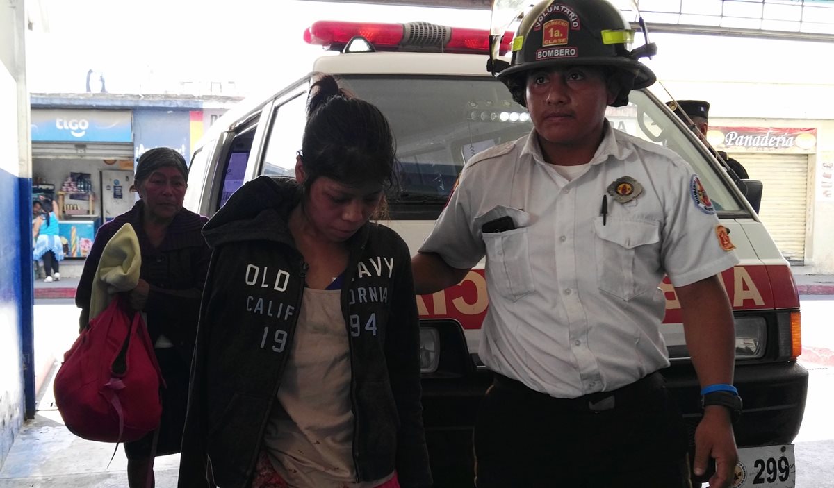 La joven es trasladada a la emergencia del Hospital Nacional de Jalapa. (Foto Prensa Libre: Hugo Oliva)