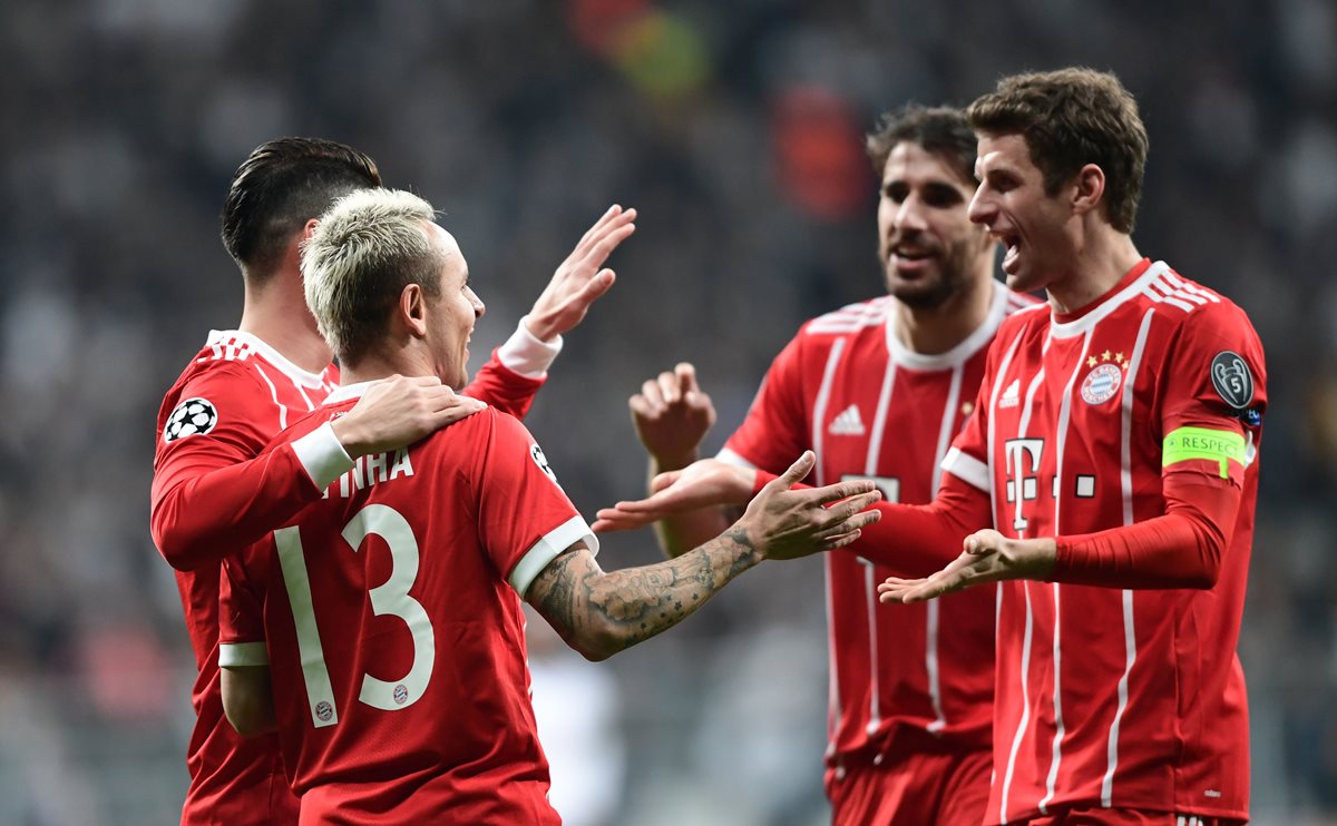 Jugadores del Bayern Múnich festejan luego del triunfo en Turquía. (Foto Prensa Libre: AFP)