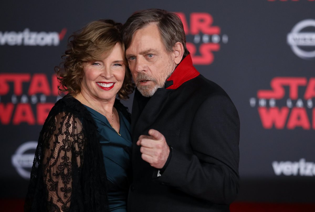 El actro Mark Hamill junto a su esposa Marilou York en el estreno de 'Star Wars: The Last Jedi', en Los Ángeles (Foto Prensa Libre: EFE).