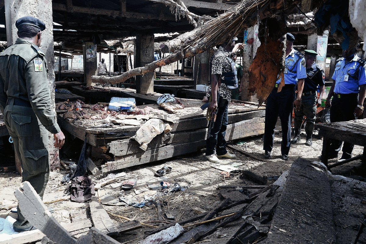 La policía inspecciona el lugar del ataque suicida en un mercado en Maiduguri, Nigeria. (Foto Prensa Libre:AP
