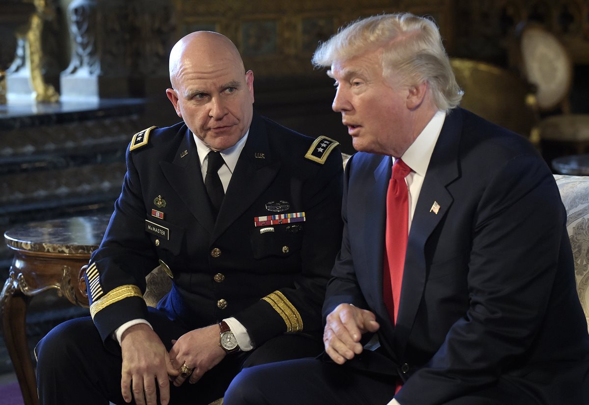 Donald Trump (d) habla con HR McMaster en Mar-a-Lago en Palm Beach, Florida. (AP).
