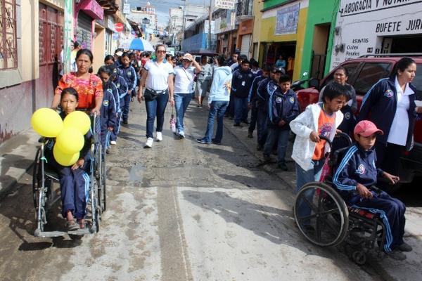 Estudiantes con capacidades especiales participan en la conmemoración del Día Internacional de las Personas con Discapacidad, en Quiché. (Foto Prensa Libre: Óscar Figueroa)