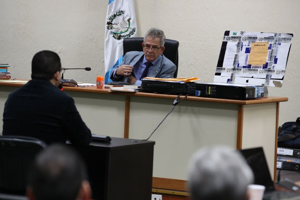 El juez Miguel Ángel Gálvez escucha a Juan Carlos Monzón durante el octavo día de la audiencia de anticipo de prueba por el caso Cooptación del Estado. (Foto Prensa Libre: Paulo Raquec)