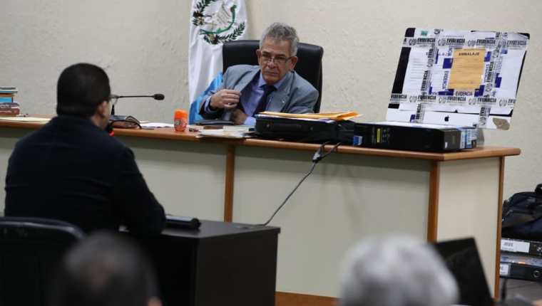 El juez Miguel Ángel Gálvez escucha a Juan Carlos Monzón durante el octavo día de la audiencia de anticipo de prueba por el caso Cooptación del Estado. (Foto Prensa Libre: Paulo Raquec)