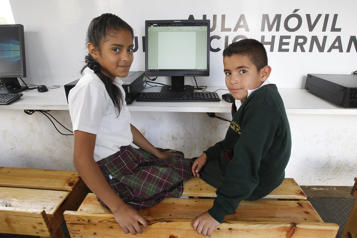 Los hermanos Figueroa Linares, durante el curso de computación que recibieron ayer. (Foto Prensa Libre: Érick Dávila)