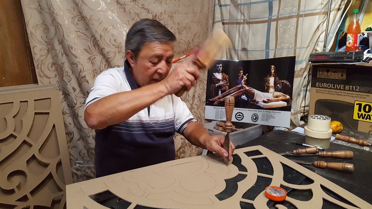 Rolando Ortiz tiene varios años de elaborar moldes para alfombras y esta actividad le ha brindado una fuente de trabajo en Antigua Guatemala. (Foto Prensa Libre: Julio Sicán).