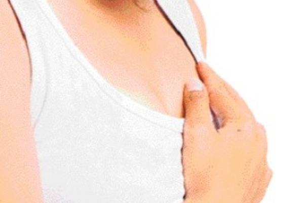 Las mujeres de 20 años en adelante deben hacerse una autoevaluación mamaria y además  un examen clínico de los senos, al menos una vez al año.