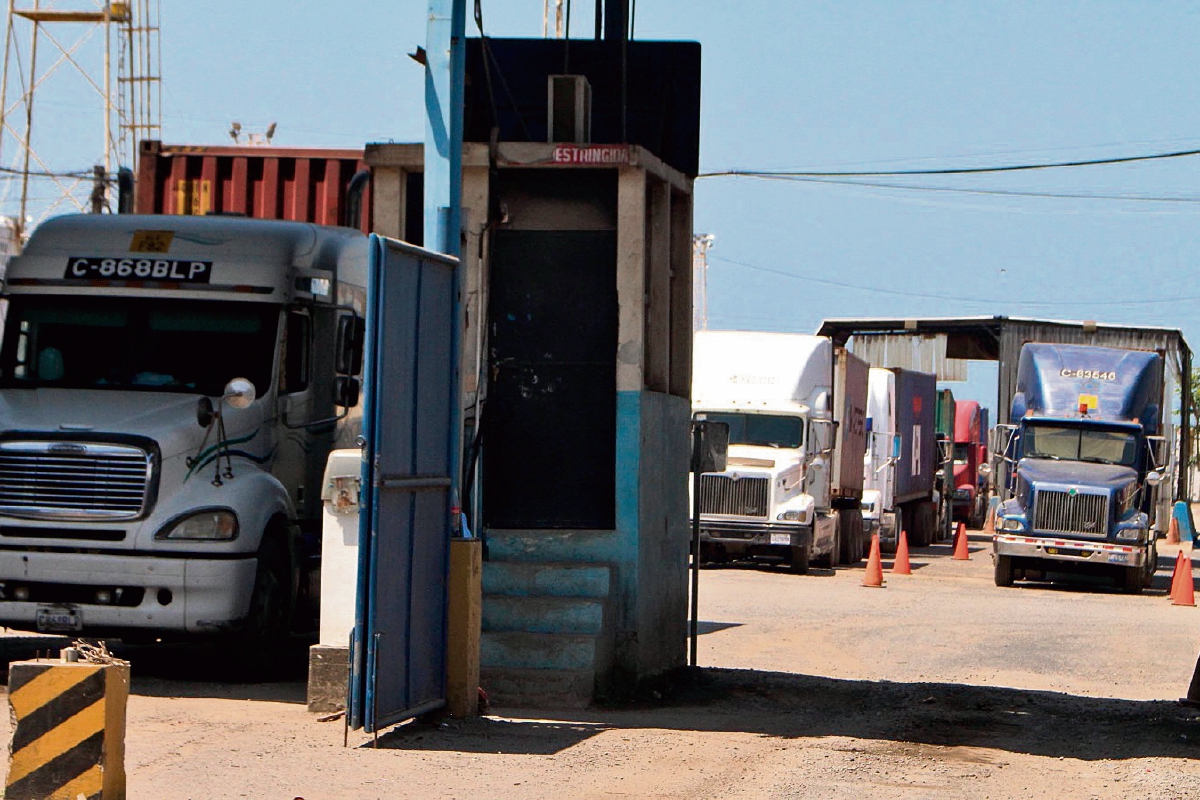Exportadores e importadores aseguran que las pérdidas aumentarán si se mantiene el paro de actividades en el principal puerto de Guatemala en el Atlántico. (Foto Prensa Libre: Dony Stewart)
