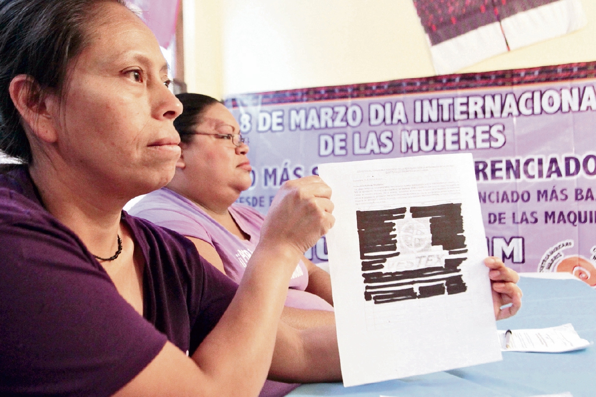 Alsira Siquinajay y Yojana Montenegro, representantes de operadoras de maquila, denunciaron que se obliga a trabajadores a firmar cartas de apoyo a iniciativa de ley.