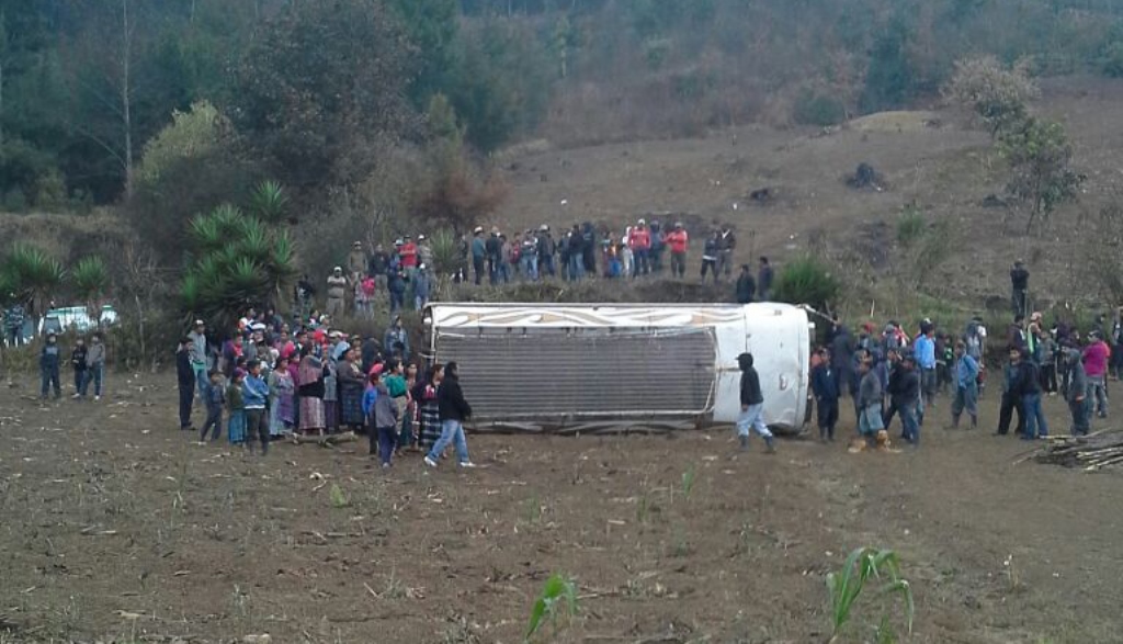 Vuelco de autobús en Patzún, Chimaltenango, dejó siete pasajeros heridos. (Foto Prensa Libre: Víctor Chamalé)