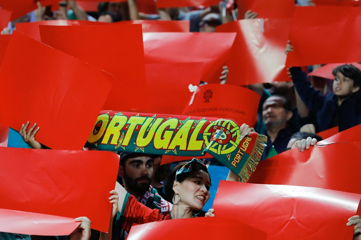 La afición de Portugal disfrutó a lo grande la clasificación al Mundial. (Foto Prensa Libre: EFE).