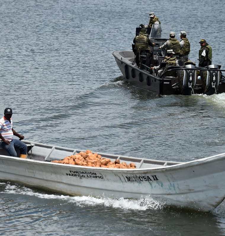 Efectivos de la Marina colombiana patrullan las aguas alrededor del municipio de Tumaco, Departamento de Nariño. (AFP).