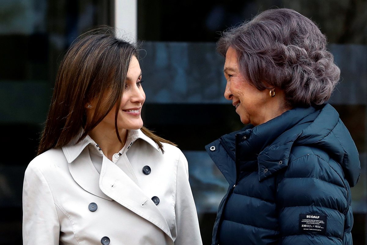 La reina Letizia y doña Sofía parece que están limando asperezas. Este sábado se captaron imágenes de la posible reconciliación. (Foto Prensa Libre: EFE)