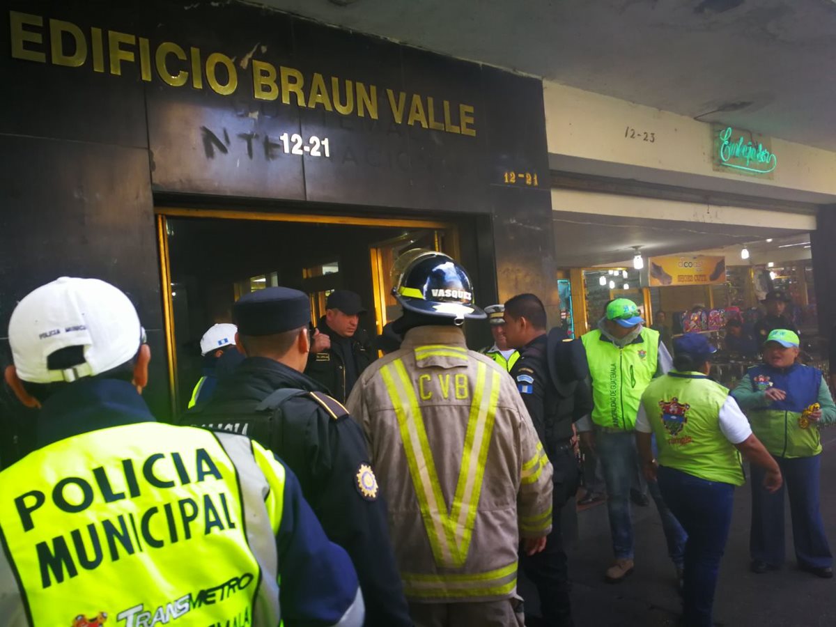 Incendio se originó en un apartamento del segundo nivel del edificio Braun Valle. (Foto Prensa Libre: Estuardo Paredes)