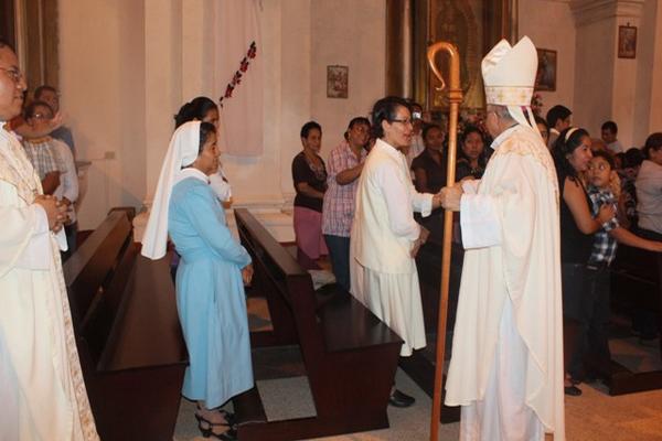 Obispo Víctor Hugo Palma saluda a los feligreses. (Foto Prensa Libre: Melvin Sandoval)