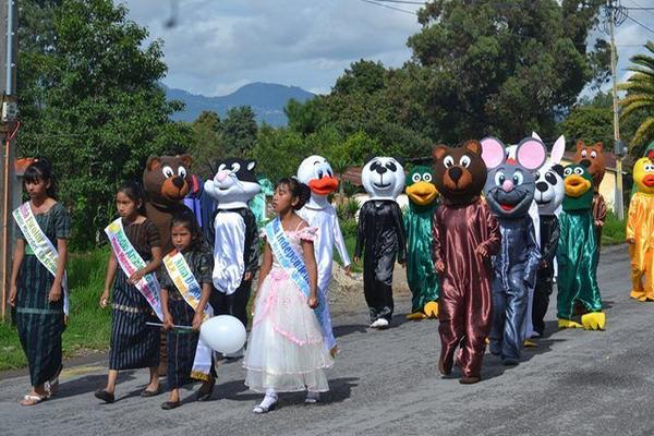Reinas de centros educativos y el convite local participan en el desfile inaugural de la feria de la aldea Monte Mercedes, Sololá. (Foto Prensa Libre: Édgar Sáenz) <br _mce_bogus="1"/>