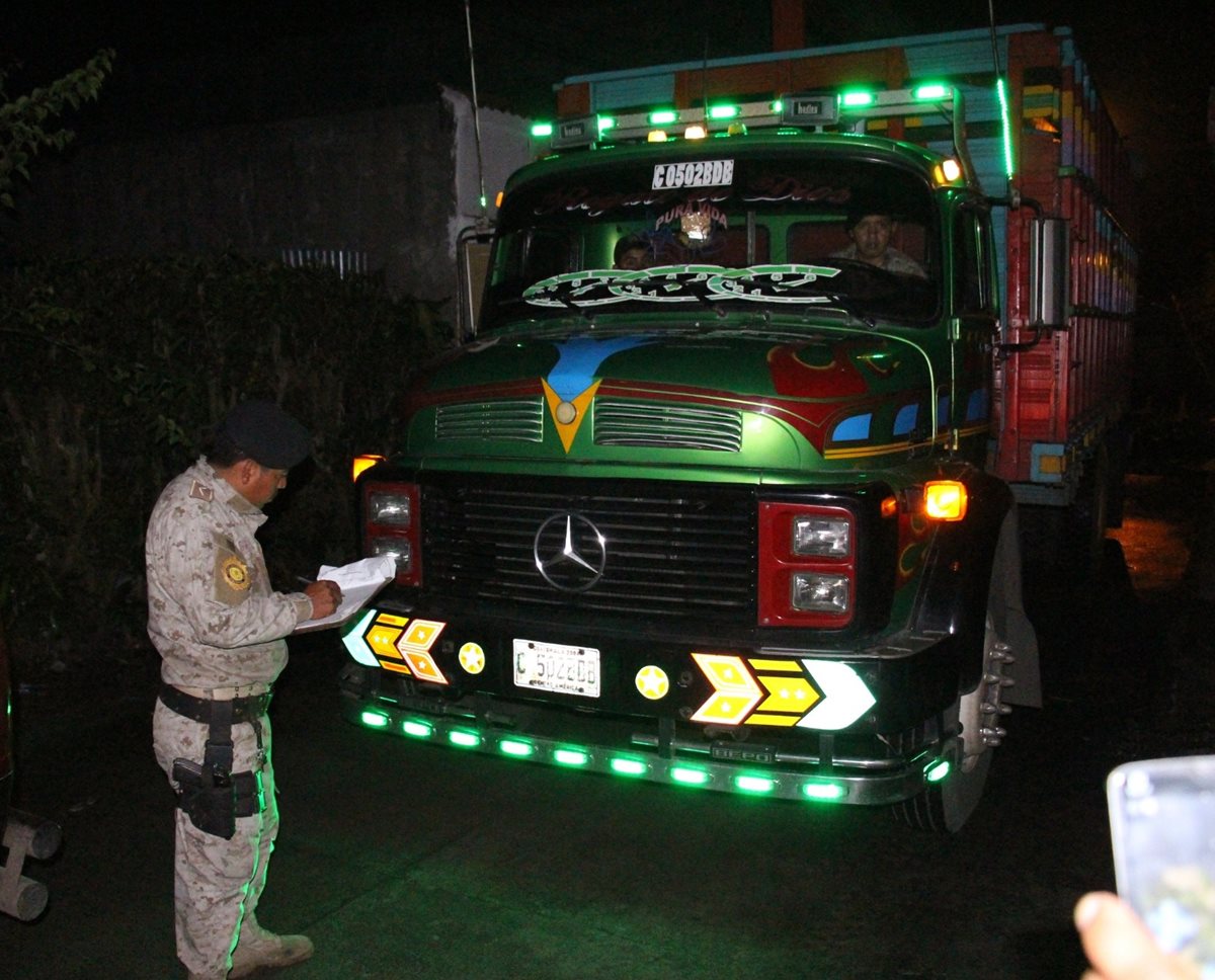 Camión decomisado por la PNC en Santa Lucía Cotzumalguapa, donde sujetos trasladaban mercadería de forma ilegal. (Foto Prensa Libre: PNC)
