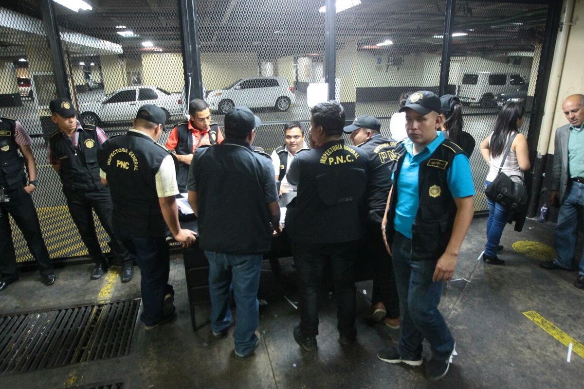 Agentes de la Inspectoría General de la PNC permanecen junto a los efectivos que fueron detenidos. (Foto: Álvaro Interiano)