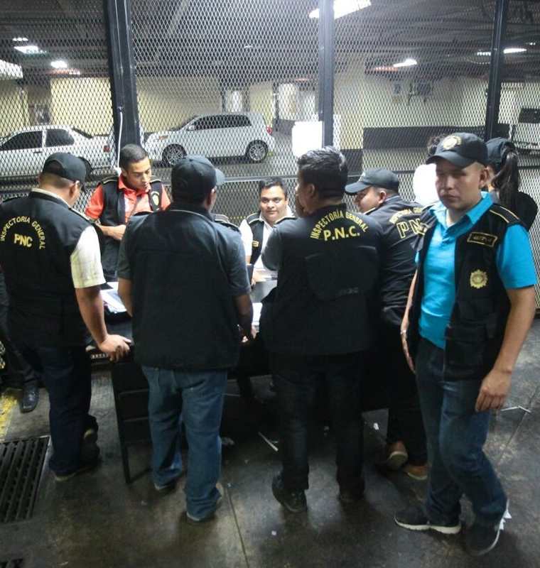 Agentes de la Inspectoría General de la PNC permanecen junto a los efectivos que fueron detenidos. (Foto: Álvaro Interiano)