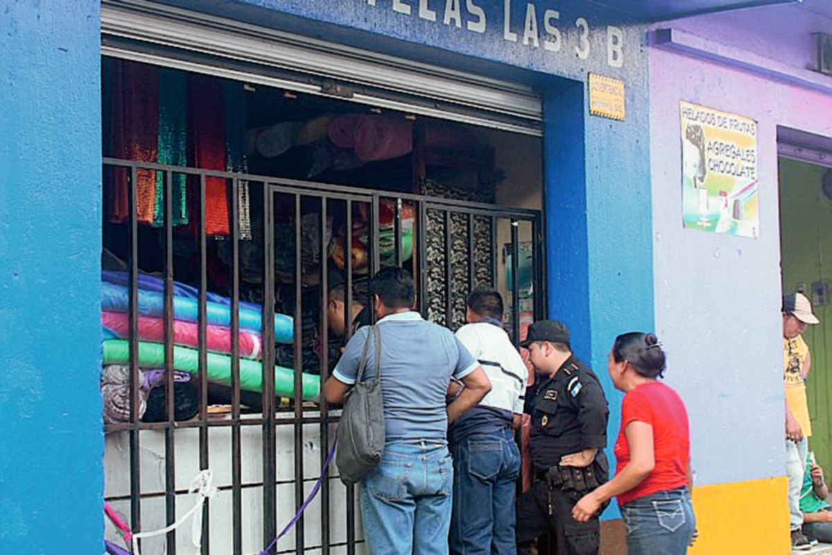 Familiares llegan al lugar del crimen, en la zona 1 de la ciudad de Escuintla. (Foto Prensa Libre: Melvin Sandoval)