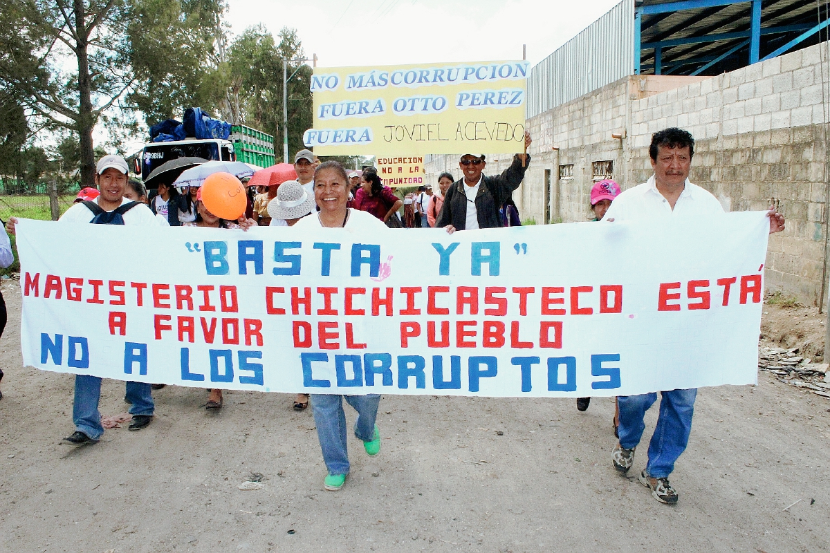 Los maestros llevaban pancartas en las que plasman consignas contra la corrupción, en Chichicastenango, Quiché. (Foto Prensa Libre: Óscar Figueroa)