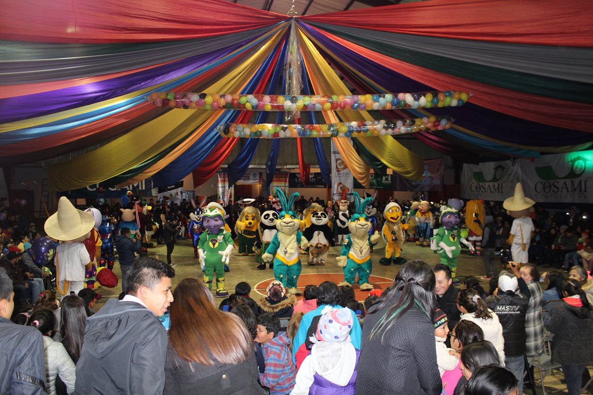 En horas de la noche los participantes bailan en el salón comunal, para el descubrimiento. (Foto Cortesía Convite Año Nuevo)