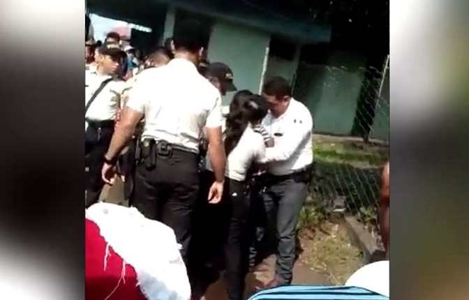 Tres agentes de la PNC y un guardia de seguridad privada del hospital son captados en el momento que le colocan grilletes a Judith Chos. (Foto Prensa Libre: Enrique Paredes)