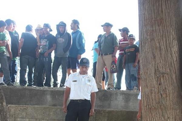 Curiosos observan el cuerpo de Pablo Yatz Santay, el cual quedó dentro de un agujero, en la zona 3 de Chimaltenango. (Foto Prensa Libre: Miguel López)