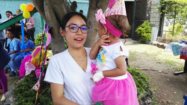 Médicos y enfermeras del hospital de Amatitlán celebraron el cumpleaños de Astrid. (Foto Prensa Libre: Rony Pocon)