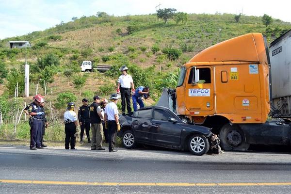 Bomberos usaron equipo hidráulico para extraer el cuerpo. (Foto Prensa Libre: Hugo Oliva)