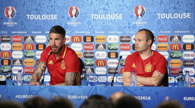 Sergio Ramos y Andrés Iniesta tienen una buena amistad, pese a la rivalidad que existe entre el Real Madrid y Barcelona. (Foto Prensa Libre: AFP)