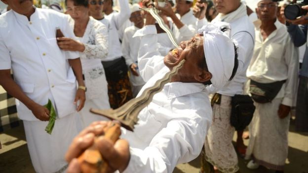 Durante la ceremonia conocida como Melasti se realizan rituales de purificación. GETTY