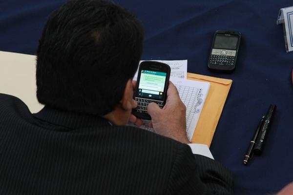 Comisionados para Salas de Apelaciones envían mensajes durante la reunión de trabajo. (Foto Prensa Libre: Estuardo Paredes)