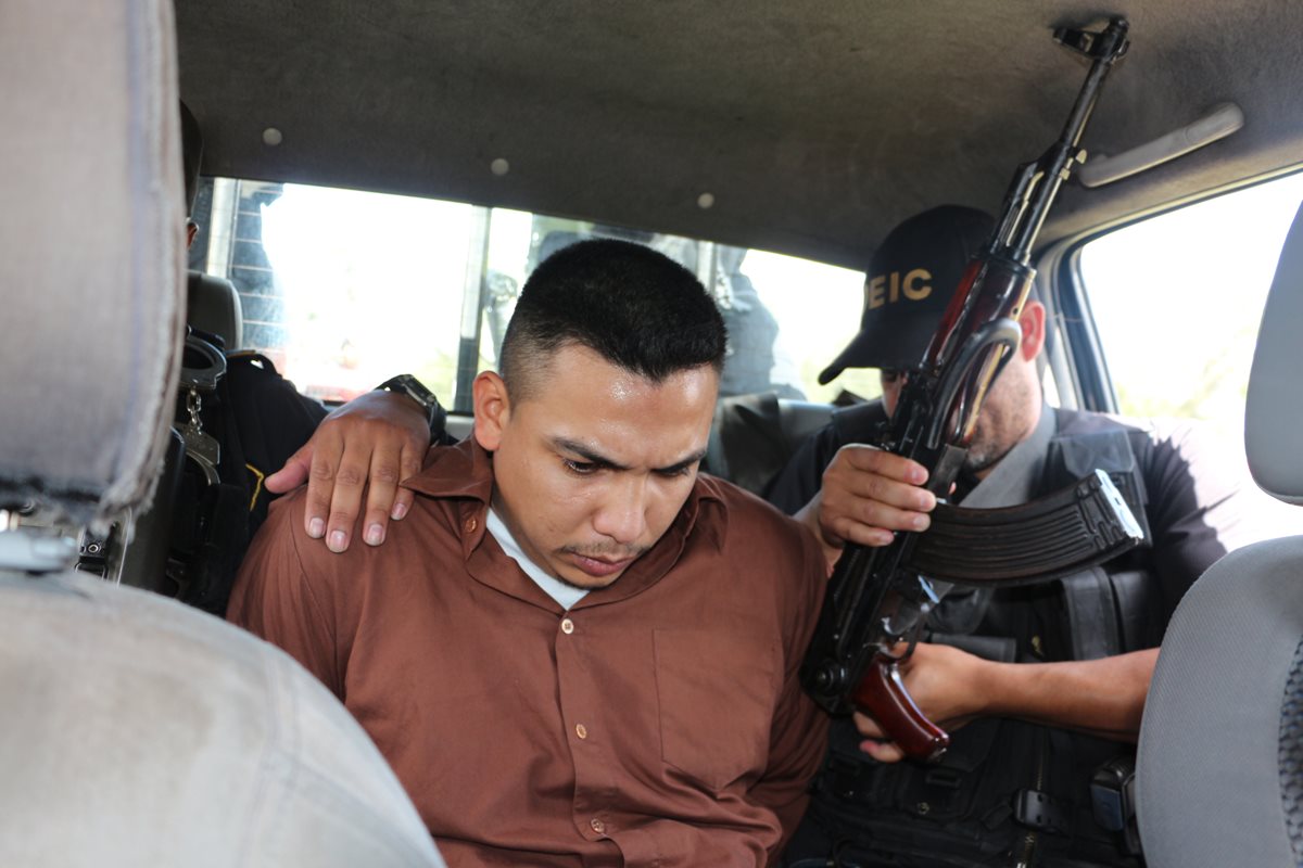 Uno de los jefes de una banda de extorsionistas, Jairo Noé Chocón Teque, fue capturado en Chimaltenango, el 14 de julio último. (Foto Prensa Libre: Víctor Chamale)
