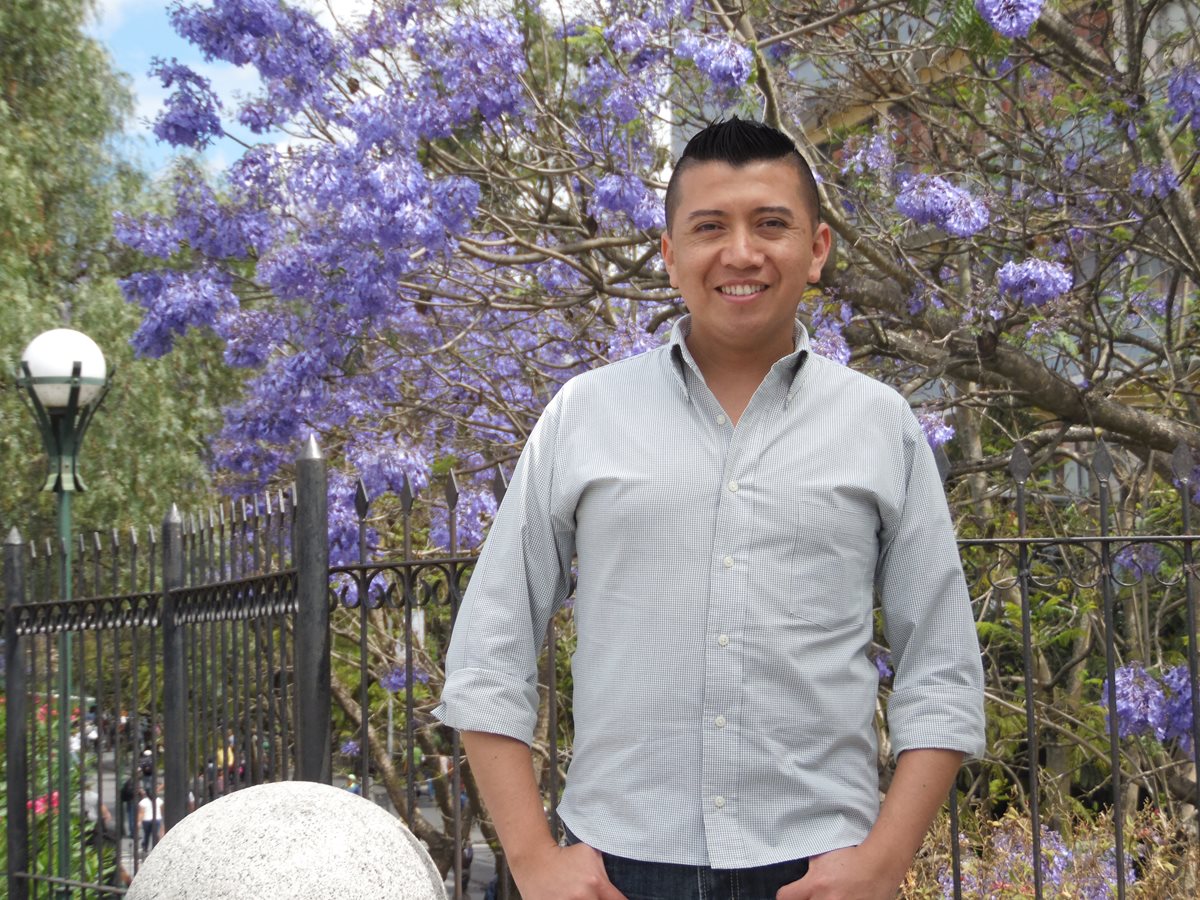 Hugo de León, artista que elabora piezas que rematan los adornos de procesiones. (Foto: Néstor Galicia)