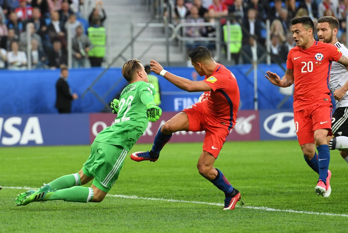 El portero Marc-Andre Ter Stegen le gana el duelo al chileno Alexis Sánchez.
