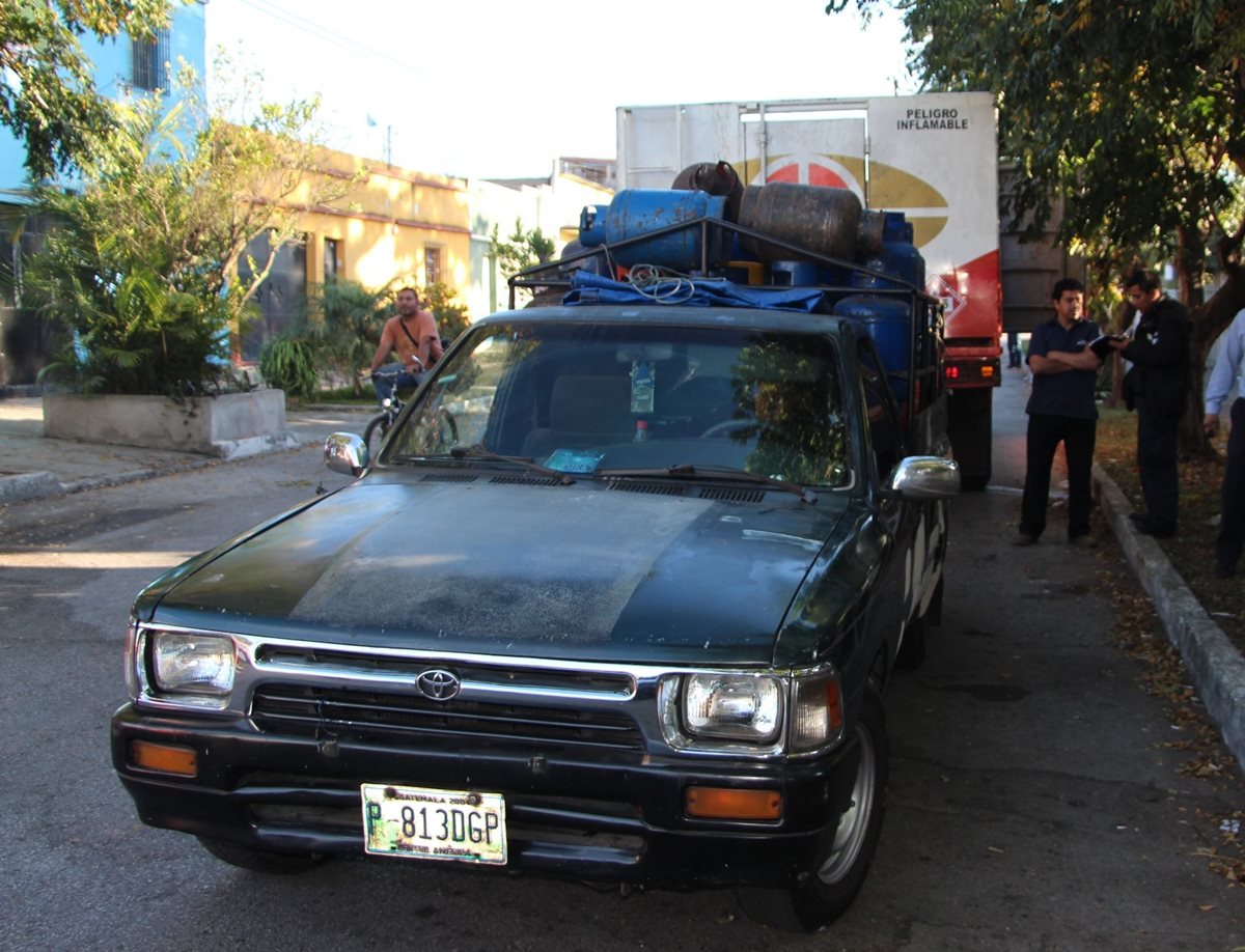 Cilindros de gas propano fueron recuperados en la zona 12 capitalina. (Foto Prensa Libre: PNC)
