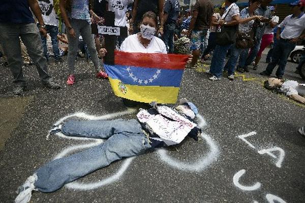 Manifestantes piden justicia por la muerte de las 39 víctimas que han dejado los choques.  (Foto Prensa Libre:AFP)