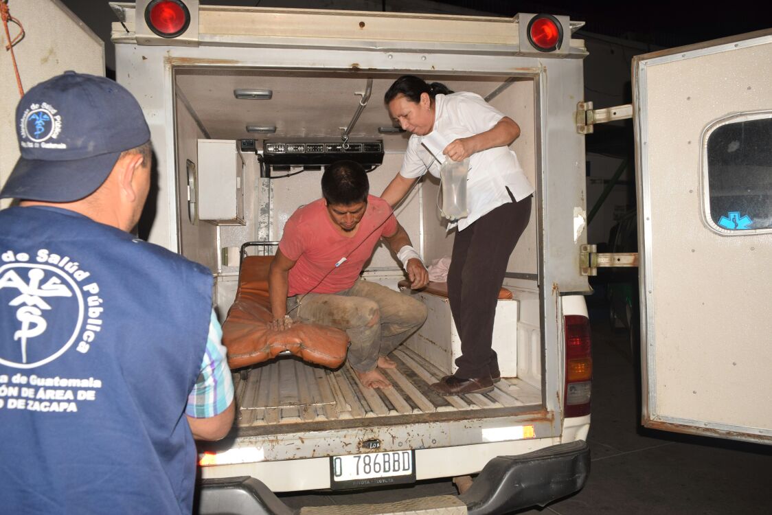 Oscar Eugenio Axis, uno de los heridos, es auxiliado por socorristas. (Foto Prensa Libre: Mario Morales).