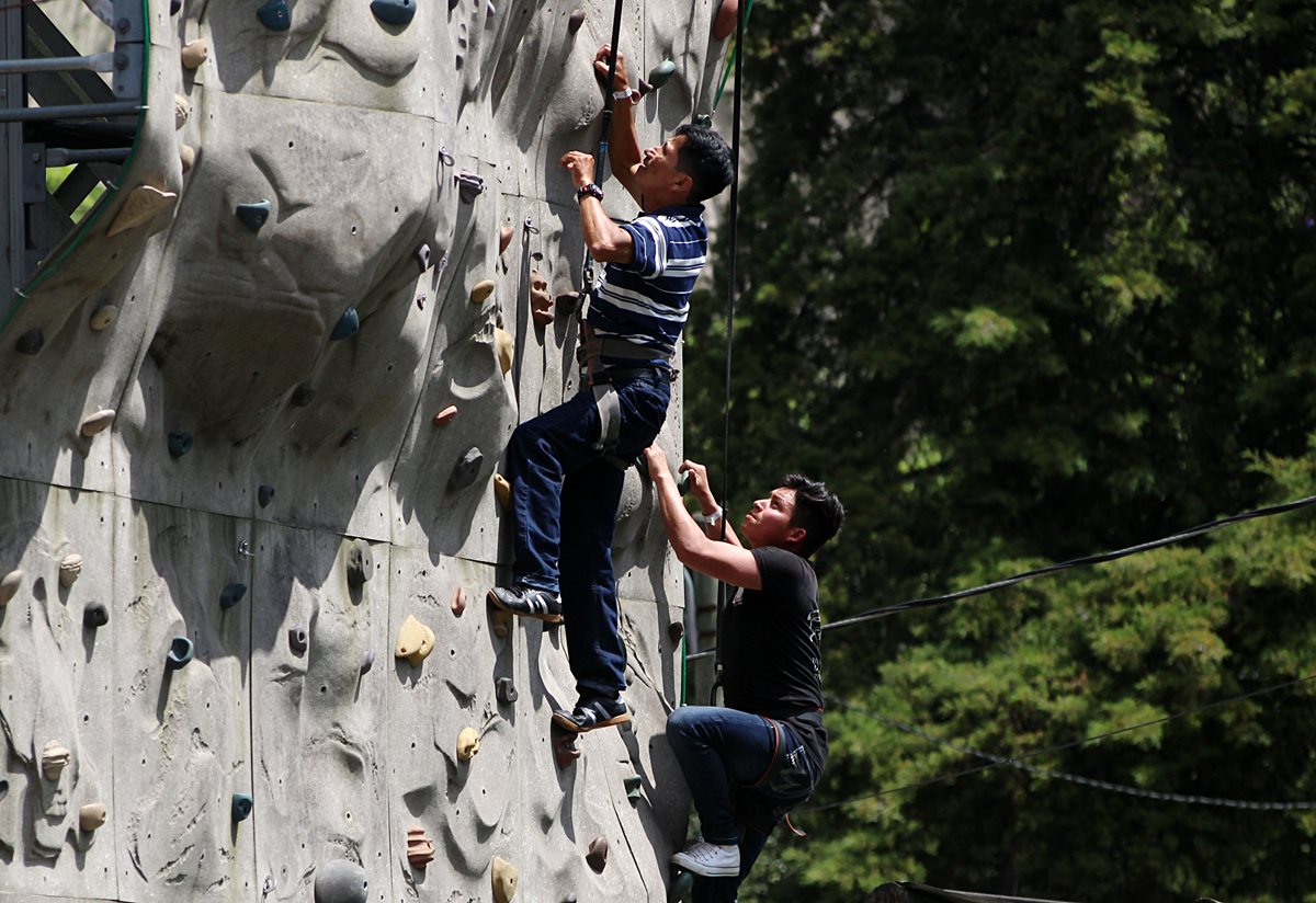 El muro de escalar es uno de los atractivos que más buscan los visitantes del parque. (Foto Prensa Libre: Eduardo González)